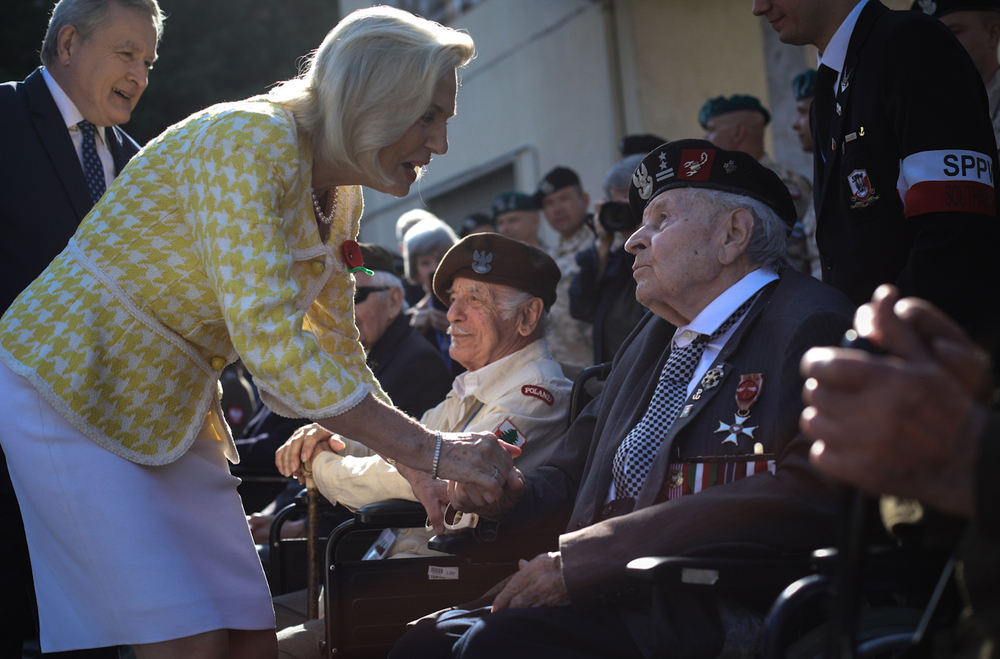 Uroczystość złożenia kwiatów przed pomnikiem gen. Władysława Andersa w Cassino – 18 maja 2022. Fot. Sławek Kasper (IPN)