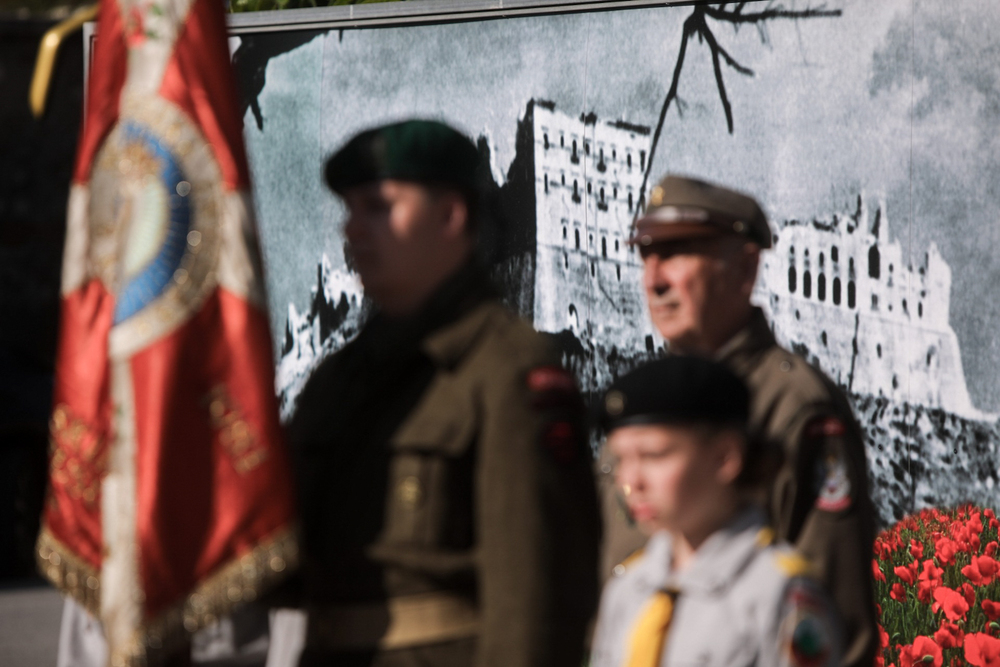 Uroczystość złożenia kwiatów przed pomnikiem gen. Władysława Andersa w Cassino – 18 maja 2022. Fot. Sławek Kasper (IPN)