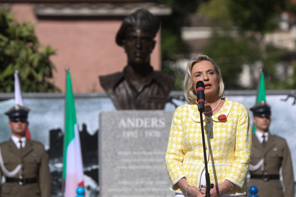 Ambasador RP we Włoszech Anna Maria Anders podczas uroczystości złożenia kwiatów przed pomnikiem gen. Władysława Andersa w Cassino – 18 maja 2022. Fot. Sławek Kasper (IPN)