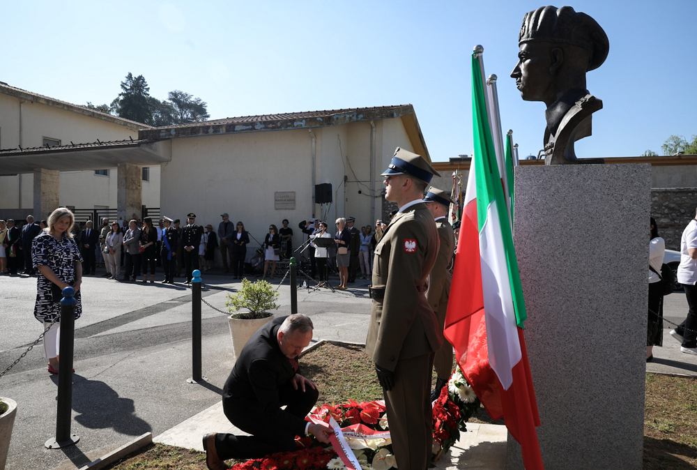 Uroczystość złożenia kwiatów przed pomnikiem gen. Władysława Andersa w Cassino – 18 maja 2022. Fot. Sławek Kasper (IPN)
