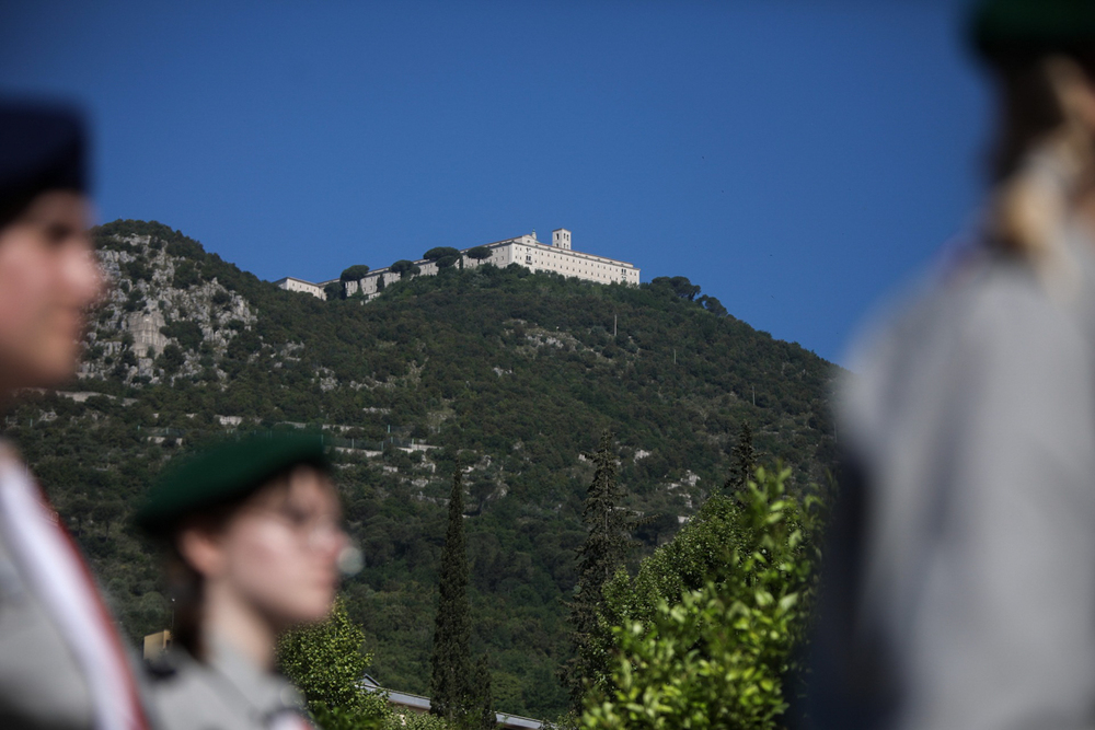 Uroczystość złożenia kwiatów przed pomnikiem gen. Władysława Andersa w Cassino – 18 maja 2022. Fot. Sławek Kasper (IPN)