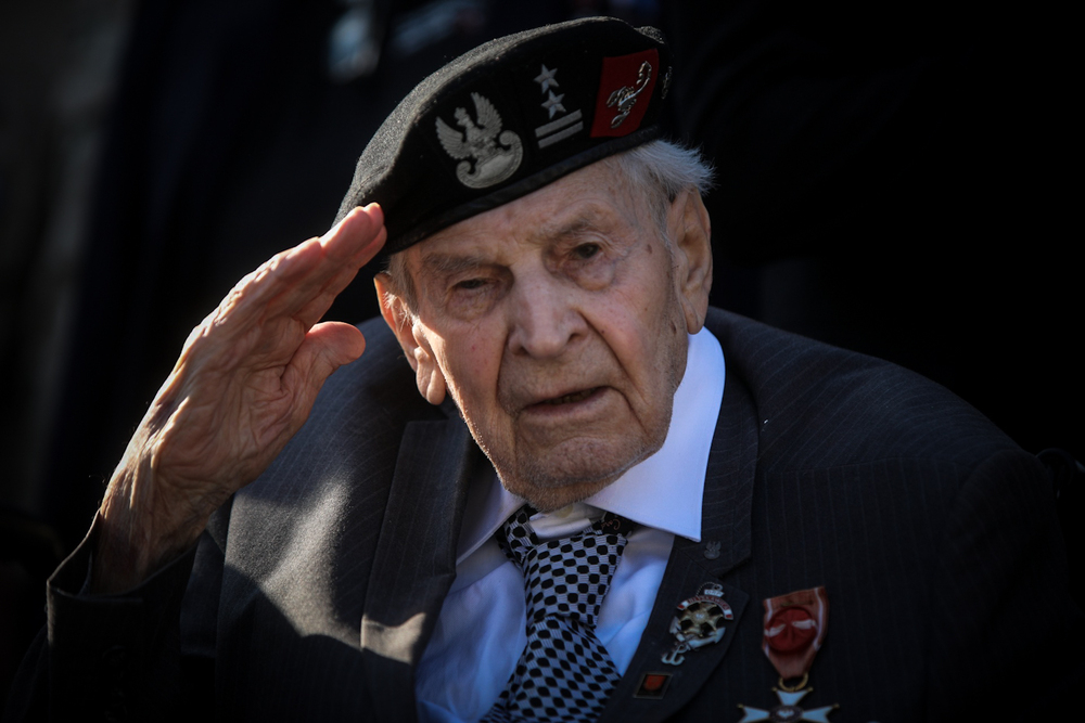 Weteran spod Monte Cassino ppłk. Otton Hulacki podczas uroczystości złożenia kwiatów przed pomnikiem gen. Władysława Andersa w Cassino – 18 maja 2022. Fot. Sławek Kasper (IPN)