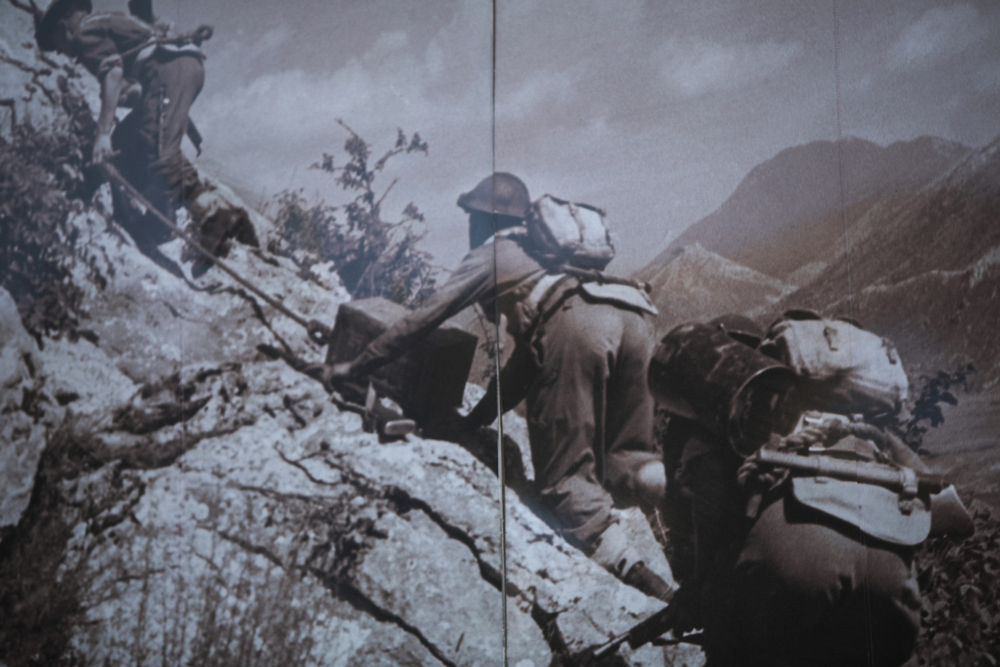 Uroczystość złożenia kwiatów przed pomnikiem gen. Władysława Andersa w Cassino – 18 maja 2022. Fot. Sławek Kasper (IPN)