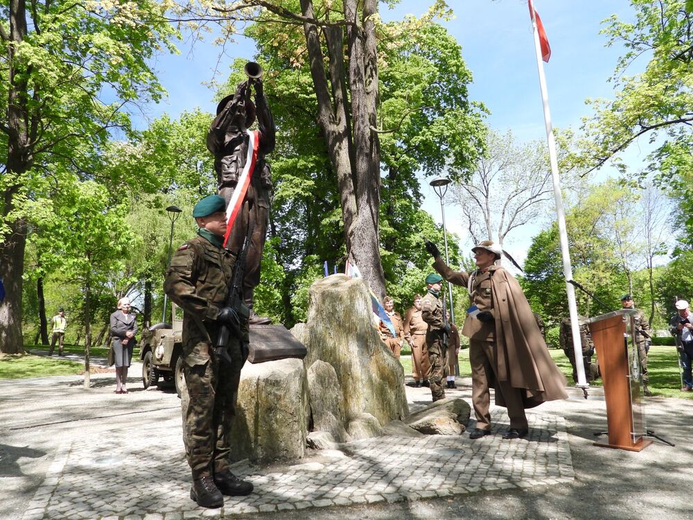 Odsłonięcie pomnika Emila Czecha, żołnierza spod Monte Cassino – 18 maja 2022. Fot.IPN