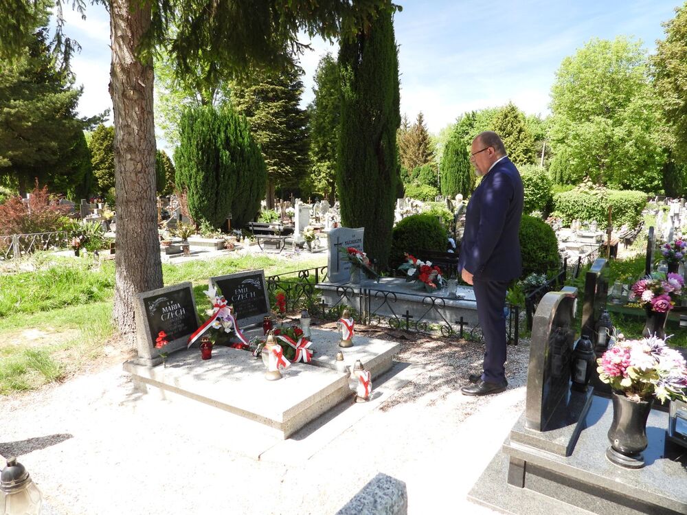 Adam Siwek, dyrektor BUWiM IPN, zapalił znicze na grobie Emila Czecha, żołnierza spod Monte Cassino – 18 maja 2022. Fot. IPN