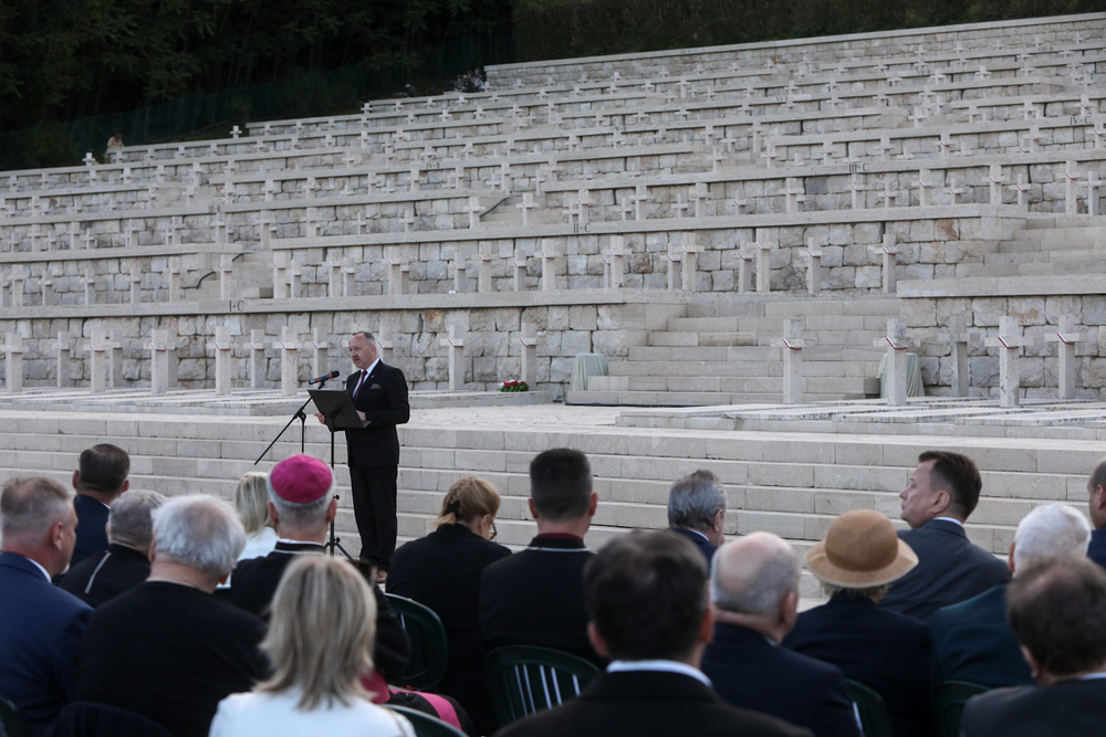 Dr hab. Karol Polejowski, wiceprezes IPN, podczas uroczystości na Polskim Cmentarzu Wojennym na Monte Cassino – 18 maja 2022. Fot. Sławek Kasper (IPN)