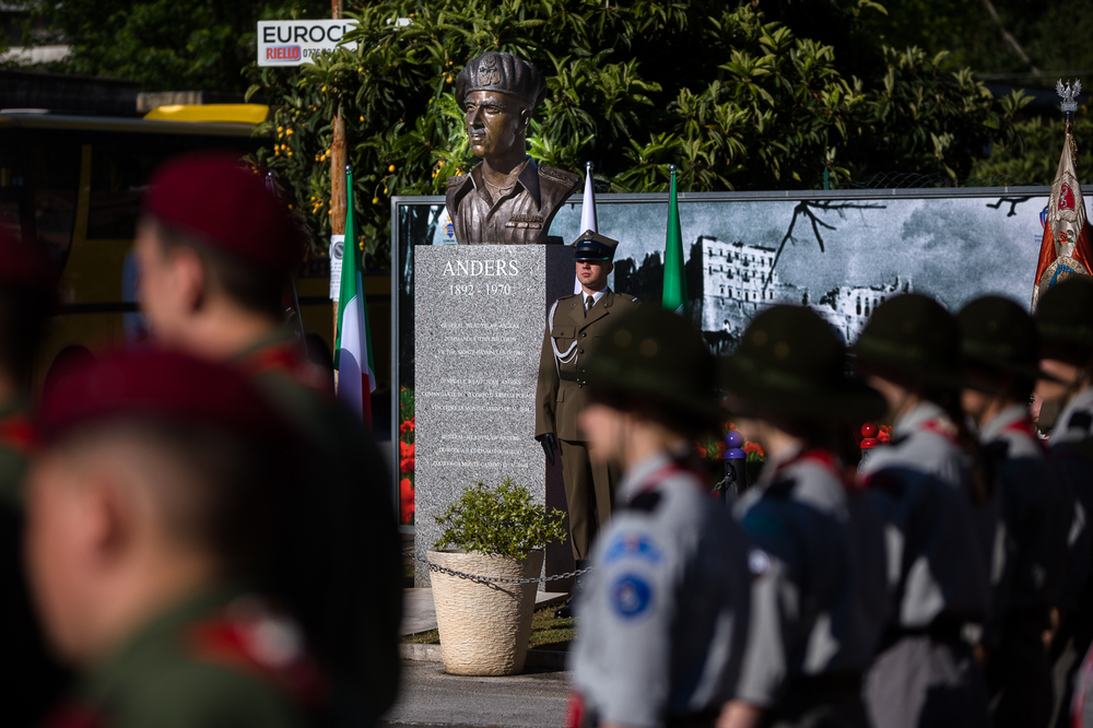 Uroczystość złożenia kwiatów przed pomnikiem gen. Władysława Andersa w Cassino – 18 maja 2022. Fot. Sławek Kasper (IPN)