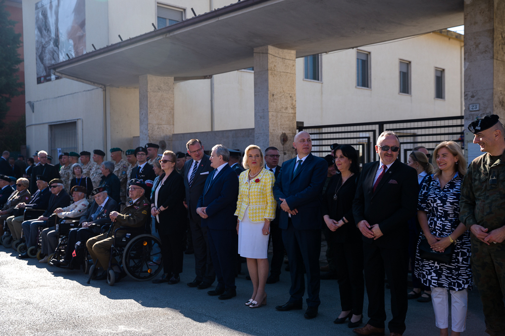 Uroczystość złożenia kwiatów przed pomnikiem gen. Władysława Andersa w Cassino – 18 maja 2022. Fot. Sławek Kasper (IPN)