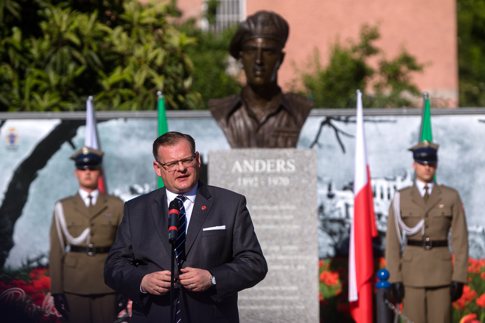Jan Józef Kasprzyk, szef UdSKiOR, podczas uroczystości złożenia kwiatów przed pomnikiem gen. Władysława Andersa w Cassino – 18 maja 2022. Fot. Sławek Kasper (IPN)