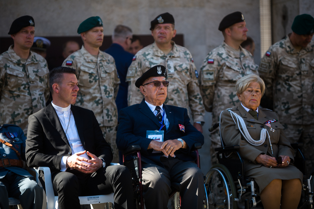 Uroczystość złożenia kwiatów przed pomnikiem gen. Władysława Andersa w Cassino – 18 maja 2022. Fot. Sławek Kasper (IPN)