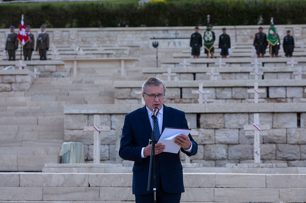 Minister kultury i dziedzictwa narodowego Piotr Gliński podczas uroczystości na Polskim Cmentarzu Wojennym na Monte Cassino – 18 maja 2022. Fot. Sławek Kasper (IPN)