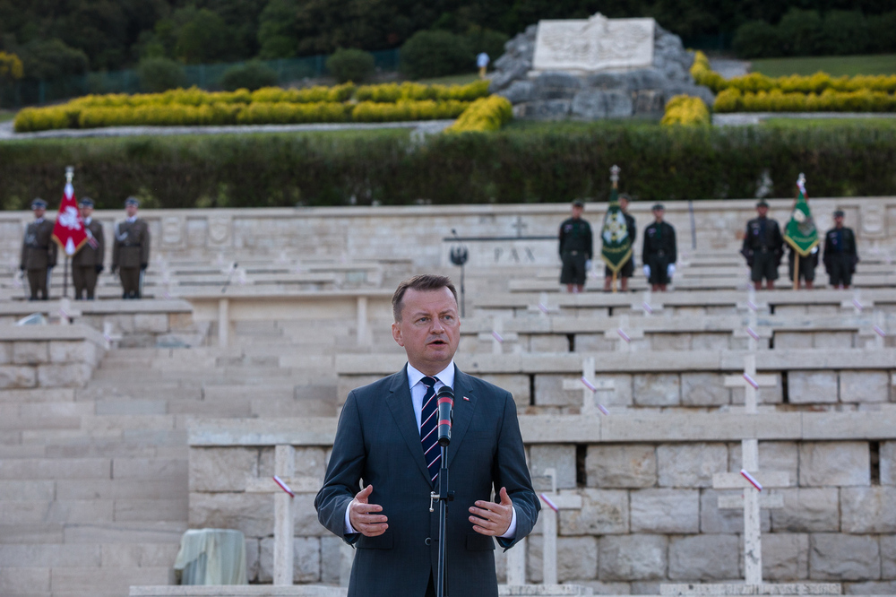 Minister obrony narodowej Mariusz Błaszczak podczas uroczystości na Polskim Cmentarzu Wojennym na Monte Cassino – 18 maja 2022. Fot. Sławek Kasper (IPN)