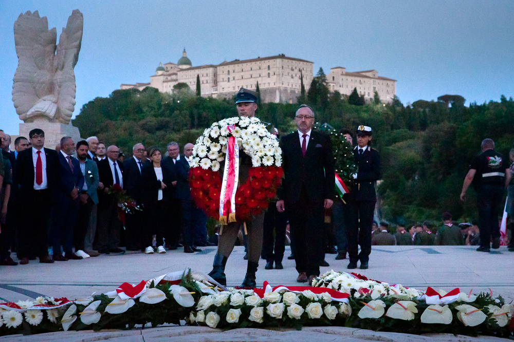 Dr hab. Karol Polejowski, wiceprezes IPN, podczas uroczystości na Polskim Cmentarzu Wojennym na Monte Cassino – 18 maja 2022. Fot. Sławek Kasper (IPN)