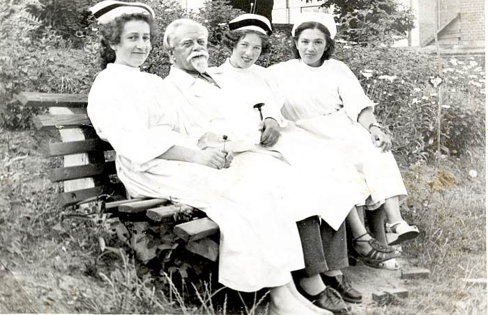 Doktor Klukowski w otoczeniu pielęgniarek (fot. Archiwum Państwowe w Zamościu, za: www.szczebrzeszyn.info)