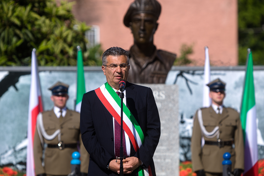 Enzo Salera, burmistrz Cassino, podczas uroczystości złożenia kwiatów przed pomnikiem gen. Władysława Andersa w Cassino – 18 maja 2022. Fot. Sławek Kasper (IPN)