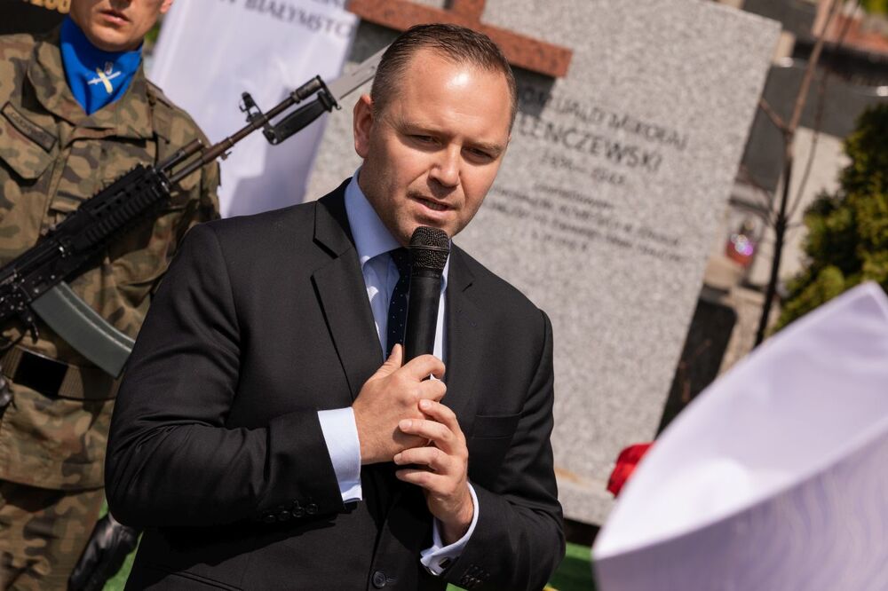 Prezes IPN dr Karol Nawrocki. Uroczystości pogrzebowe Romka Lenczewskiego – Łomża, 19 maja 2022. Fot. Mikołaj Bujak (IPN)