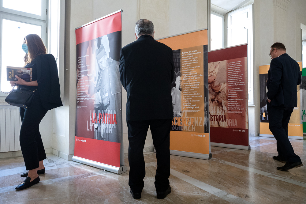 Wystawa „Wyszyńskiego i Wojtyły gramatyka życia” na Papieskim Uniwersytecie św. Krzyża – Rzym, 20 maja 2022. Fot. Sławek Kasper (IPN)