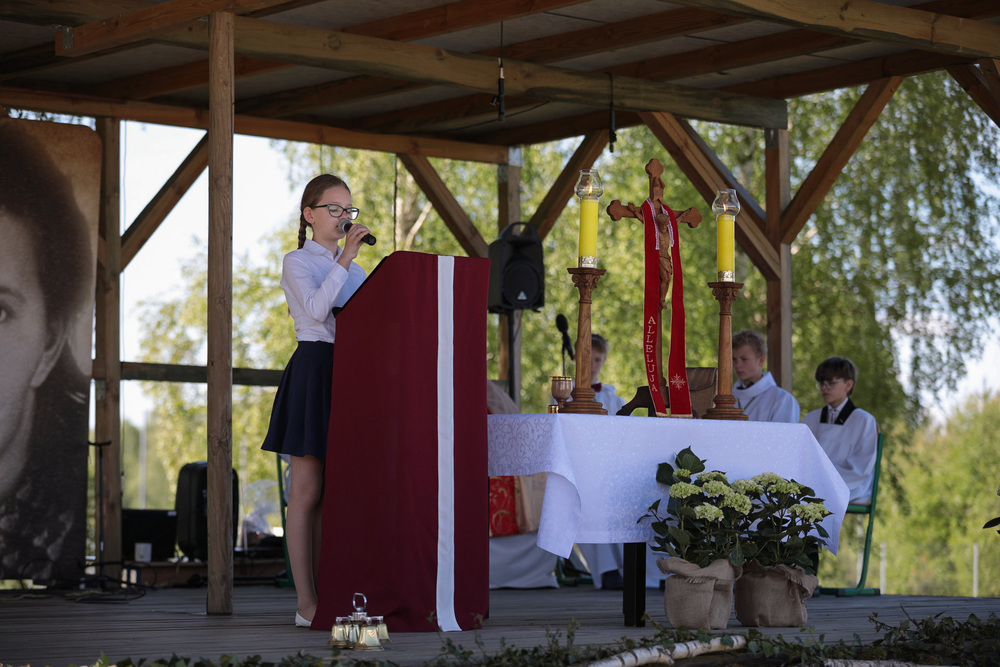 Uroczystości na terenie Szkoły Podstawowej im. Danuty Siedzikówny w Podjazach, 23 maja 2022. Fot. Mikołaj Bujak (IPN)
