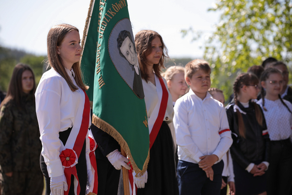 Uroczystości na terenie Szkoły Podstawowej im. Danuty Siedzikówny w Podjazach, 23 maja 2022. Fot. Mikołaj Bujak (IPN)