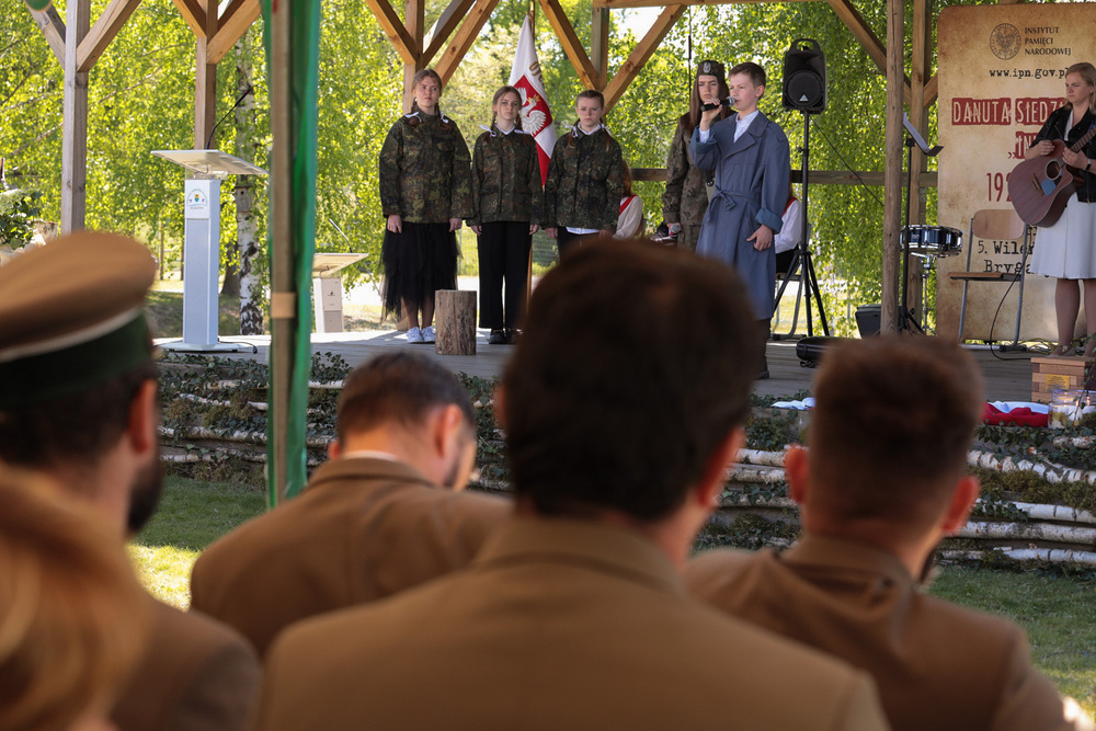 Uroczystości na terenie Szkoły Podstawowej im. Danuty Siedzikówny w Podjazach, 23 maja 2022. Fot. Mikołaj Bujak (IPN)