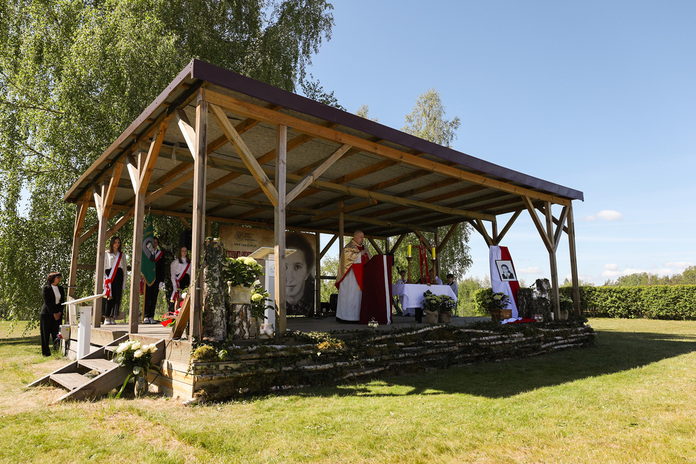 Polowa msza święta na terenie Szkoły Podstawowej im. Danuty Siedzikówny w Podjazach. Fot. Mikołaj Bujak (IPN)
