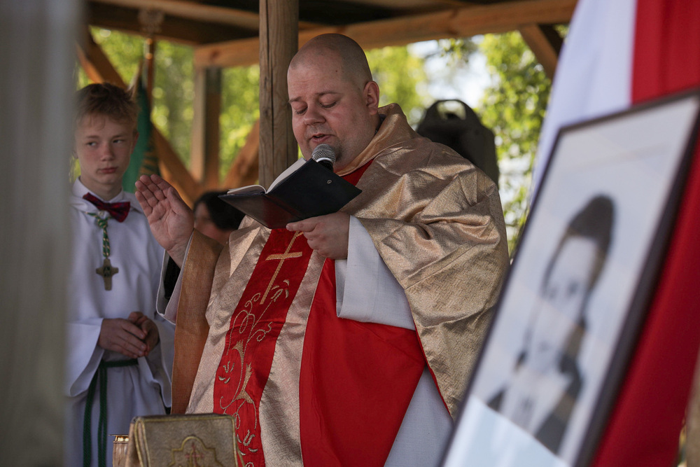 Polowa msza święta na terenie Szkoły Podstawowej im. Danuty Siedzikówny w Podjazach. Fot. Mikołaj Bujak (IPN)