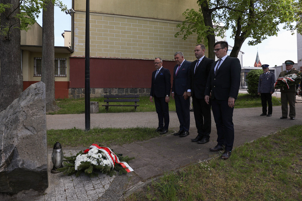 Złożenie kwiatów pod pomnikiem „Inki” w Kartuzach, 23 maja 2022. Fot. Mikołaj Bujak (IPN)