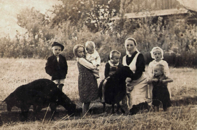 Wiktoria Ulma z dziećmi (domena publiczna)