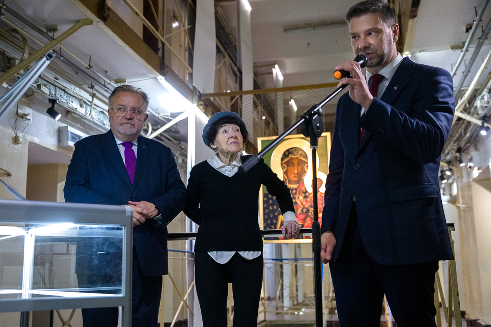 Od lewej: Jacek Pawłowicz, Zofia Pilecka, dr hab. Filip Musiał. Obchody 74. rocznicy śmierci rtm. Witolda Pileckiego na Rakowieckiej – Warszawa, 25 maja 2022. Fot. Sławek Kasper (IPN)