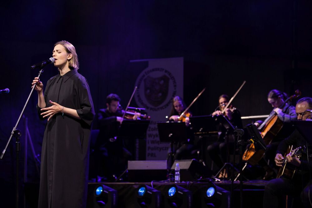 Koncert „W hołdzie Rotmistrzowi”. Na pierwszym planie Basie Pospieszalska. Fot. Mikołaj Bujak (IPN)