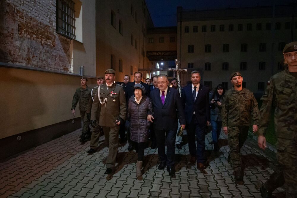 Przemarsz pod ścianę śmierci. Fot. Mikołaj Bujak (IPN)