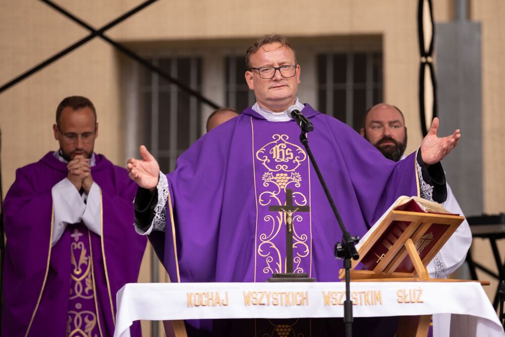 Polowa msza św. na terenie Muzeum Żołnierzy Wyklętych i Więźniów Politycznych PRL. Fot. Mikołaj Bujak (IPN)