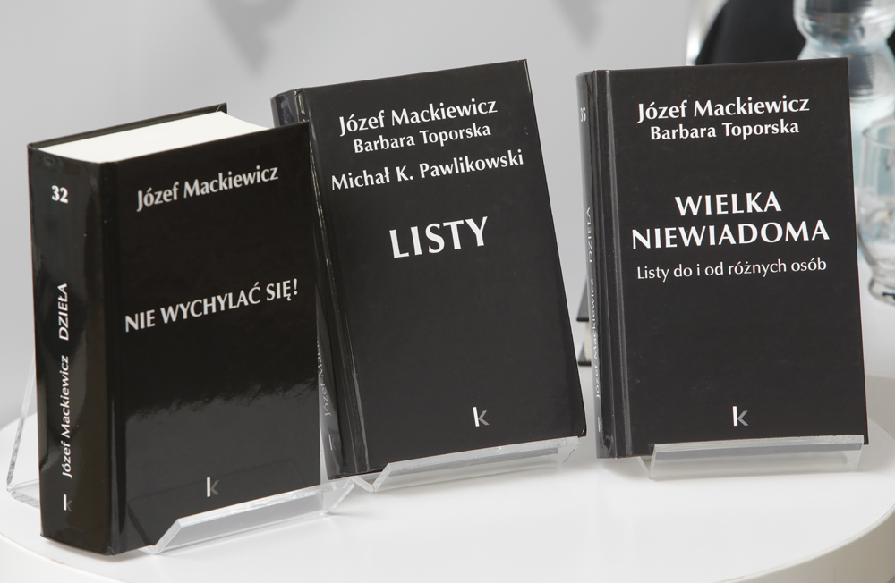 Wybrane publikacje Józefa Mackiewicza. Fot. Piotr Życieński (IPN)