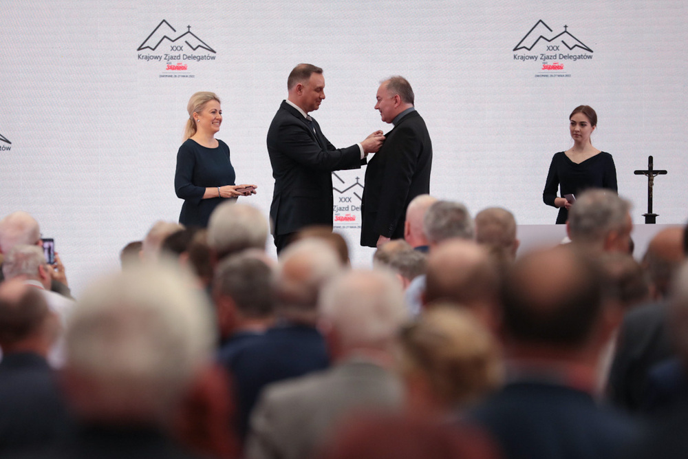 Prezydent Andrzej Duda odznaczył działaczy i współpracowników NSZZ „Solidarność”. XXX Krajowy Zjazd Delegatów NSZZ „Solidarność” w Zakopanem – 26 maja 2022. Fot. Mikołaj Bujak (IPN)