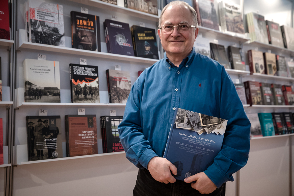 Jacek Sawicki podpisywał książkę „Polska jesień, rosyjska zima. Spotkanie Juliena Bryana z misją UNRRA w Europie Środkowo-Wschodniej 1946–1947 – fotografie i zapiski” – Targi Książki w Warszawie, 26 maja 2022. Fot. Sławek Kasper (IPN)