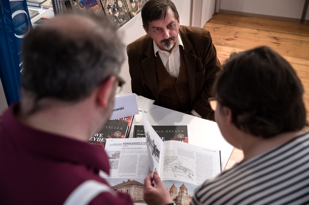 Grzegorz Rąkowski podpisywał albumy z cyklu „Kresowe rezydencje. Zamki, pałace i dwory na dawnych ziemiach wschodnich II RP”, t. 1: „Województwo wileńskie”; t. 2: „Województwo nowogródzkie” – Targi Książki w Warszawie, 26 maja 2022. Fot. Sławek Kasper (IPN)