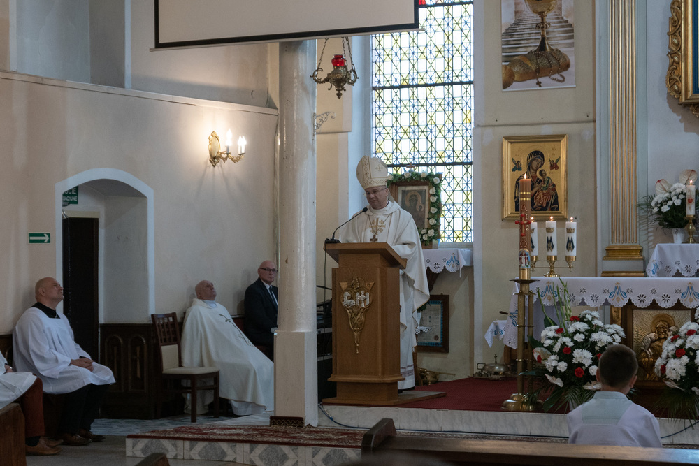Msza św. w kościele pw. Matki Boskiej Częstochowskiej, celebrowana przez bpa Tadeusza Lityńskiego – Cybinka, 27 maja 2022. Fot. Adrianna Garnik (IPN)