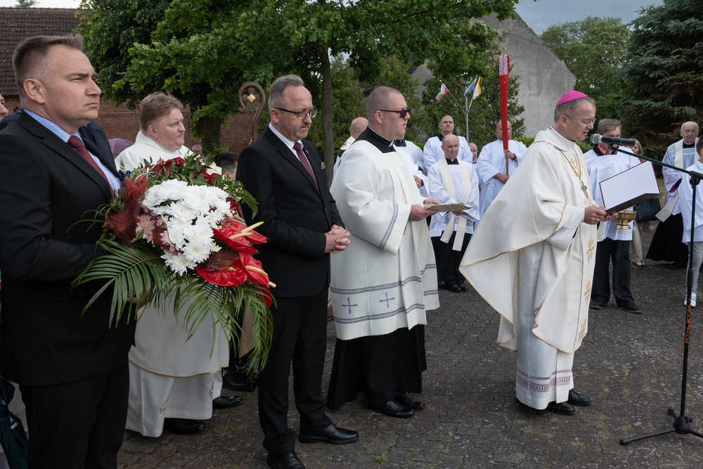 Odsłonięcie tablicy upamiętniającej kard. Stefana Wyszyńskiego – Cybinka, 27 maja 2022. Fot. Adrianna Garnik (IPN)