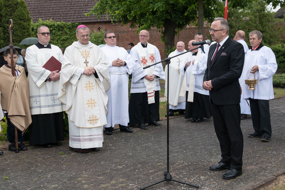 Odsłonięcie tablicy upamiętniającej kard. Stefana Wyszyńskiego – Cybinka, 27 maja 2022. Fot. Adrianna Garnik (IPN)