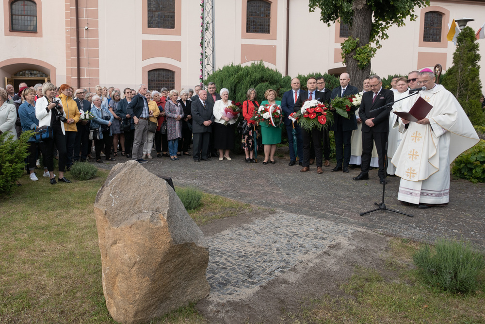 Odsłonięcie tablicy upamiętniającej kard. Stefana Wyszyńskiego – Cybinka, 27 maja 2022. Fot. Adrianna Garnik (IPN)