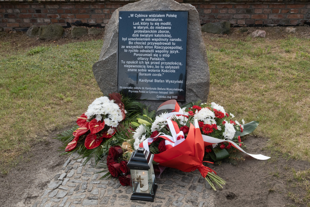 Odsłonięcie tablicy upamiętniającej kard. Stefana Wyszyńskiego – Cybinka, 27 maja 2022. Fot. Adrianna Garnik (IPN)