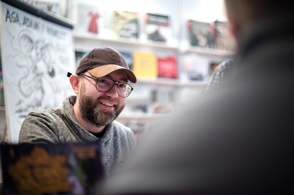 Hubert Ronek, twórca komiksowej serii #IPN „Wojenna odyseja Antka Srebrnego” rysuje i podpisuje – Targi Książki w Warszawie, 28 maja 2022. Fot. Sławek Kasper.