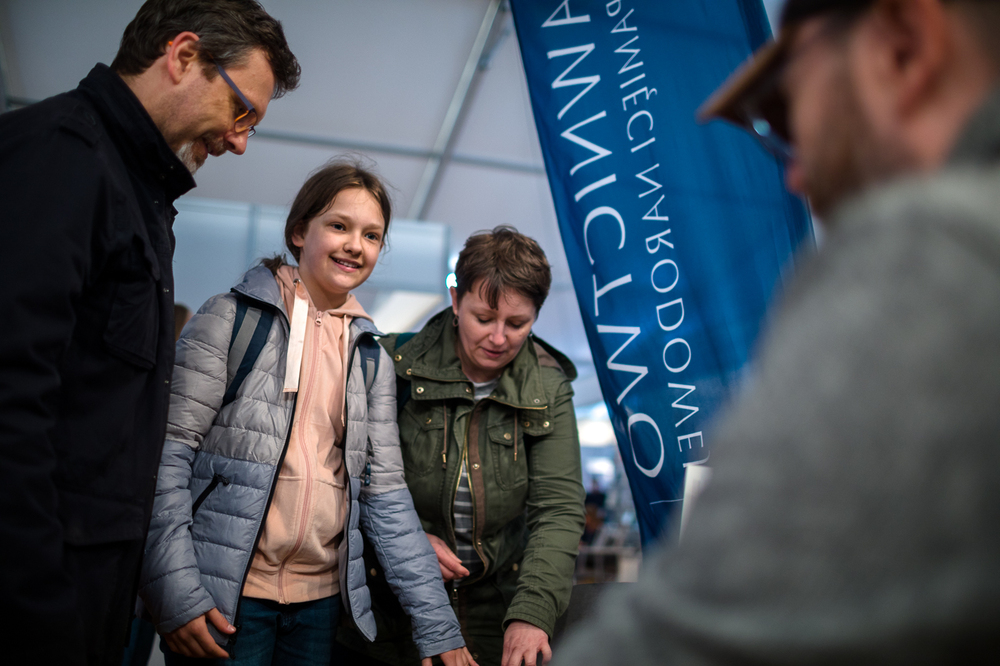 Hubert Ronek, twórca komiksowej serii #IPN „Wojenna odyseja Antka Srebrnego” rysuje i podpisuje – Targi Książki w Warszawie, 28 maja 2022. Fot. Sławek Kasper.