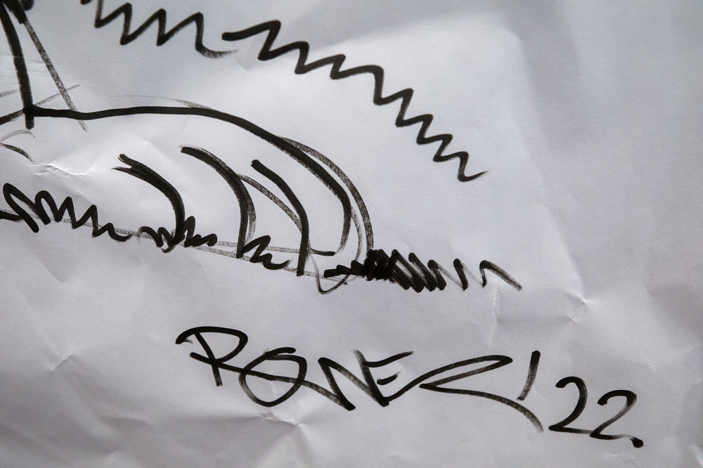 Hubert Ronek, twórca komiksowej serii #IPN „Wojenna odyseja Antka Srebrnego” rysuje i podpisuje – Targi Książki w Warszawie, 28 maja 2022. Fot. Sławek Kasper.