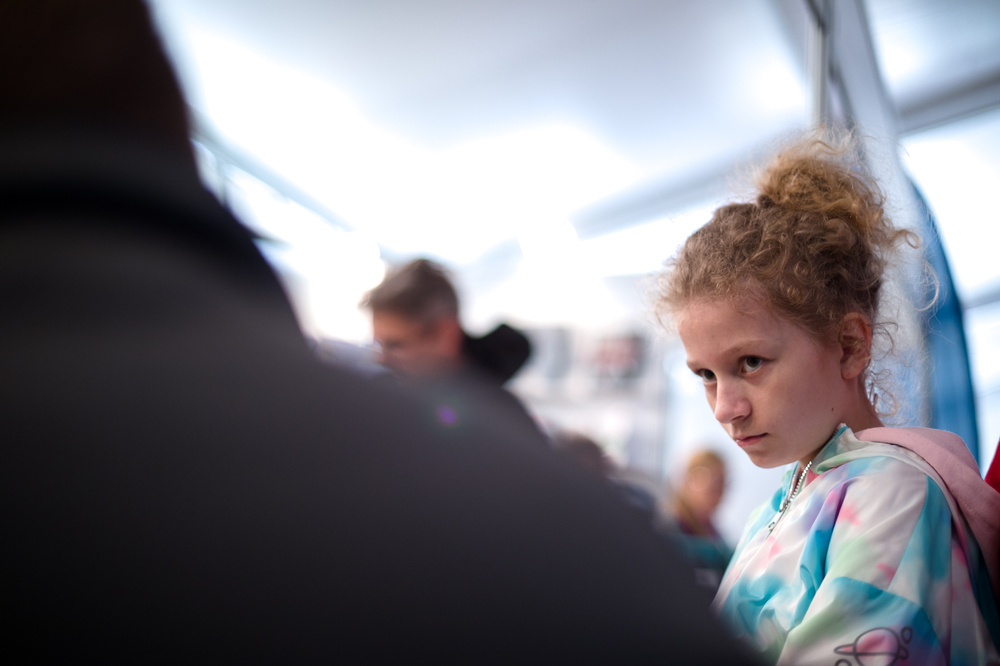 Hubert Ronek, twórca komiksowej serii #IPN „Wojenna odyseja Antka Srebrnego” rysuje i podpisuje – Targi Książki w Warszawie, 28 maja 2022. Fot. Sławek Kasper.