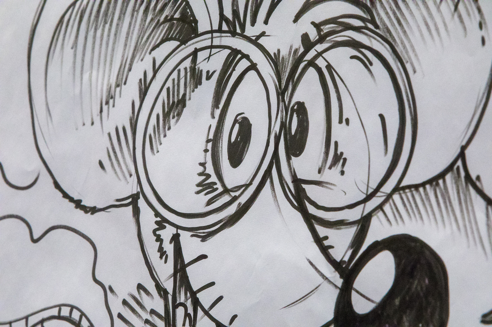 Hubert Ronek, twórca komiksowej serii #IPN „Wojenna odyseja Antka Srebrnego” rysuje i podpisuje – Targi Książki w Warszawie, 28 maja 2022. Fot. Sławek Kasper.