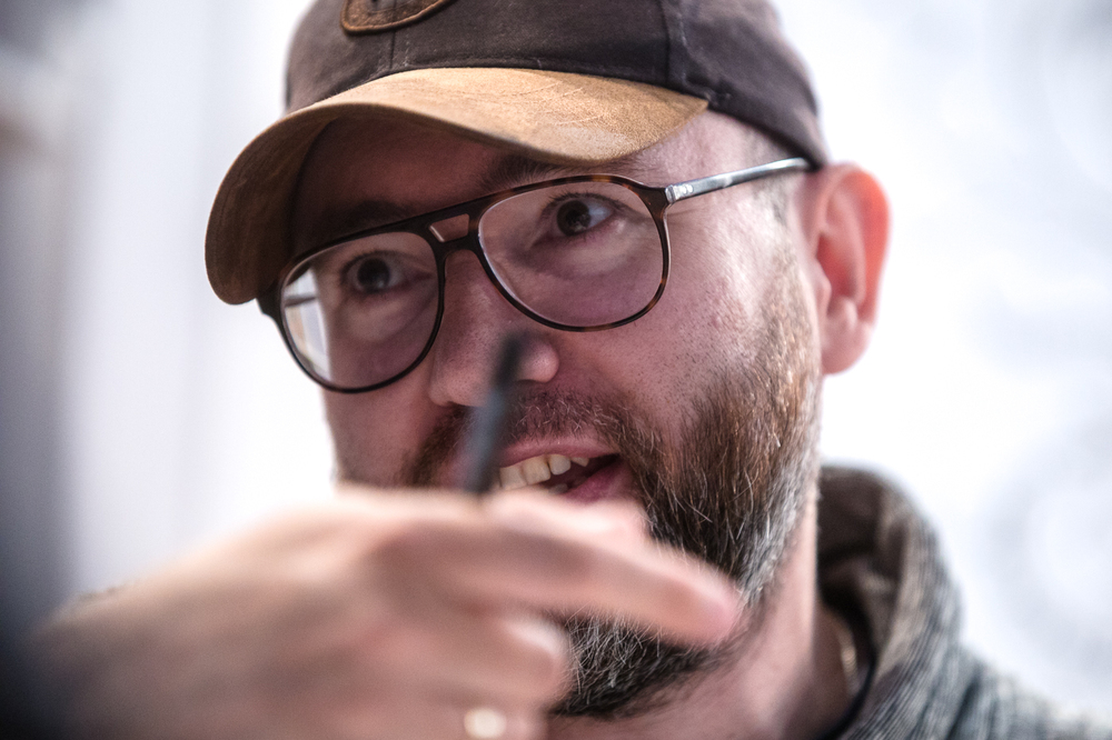 Hubert Ronek, twórca komiksowej serii #IPN „Wojenna odyseja Antka Srebrnego” rysuje i podpisuje – Targi Książki w Warszawie, 28 maja 2022. Fot. Sławek Kasper.