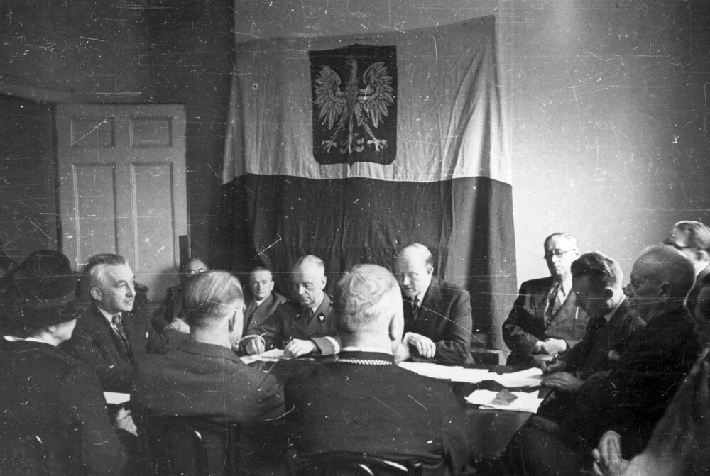 Wspólne posiedzenie rządu RP i Rady Narodowej, Angers, 1940. Od lewej: poseł Ignacy Schwarzbart, minister Henryk Strasburger, premier Władysław Sikorski, wicepremier Stanisław Mikołajczyk. Z prawej gen. Lucjan Żeligowski. Fot. ze zbiorów Narodowego Archiwum Cyfrowego