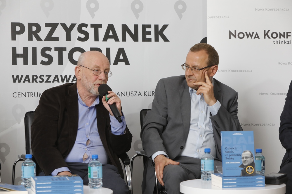 Prof. Paweł Śpiewak (L), prof. Antoni Dudek (P). Debata wokół książki „O dwóch takich, co podzieliły Polskę” – Warszawa, 31 maja 2022. Fot. Piotr Życieński (IPN)