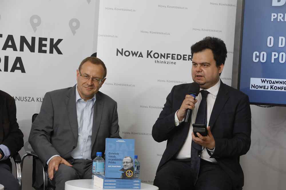 Prof. Antoni Dudek (L), red. Michał Kolanko (P). Debata wokół książki „O dwóch takich, co podzieliły Polskę” – Warszawa, 31 maja 2022. Fot. Piotr Życieński (IPN)